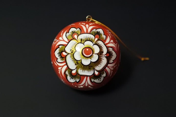 ホフロマ塗のクリスマスボール　クリスマスの花