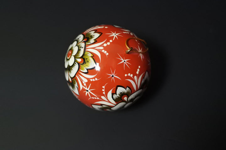 ホフロマ塗のクリスマスボール　クリスマスの花