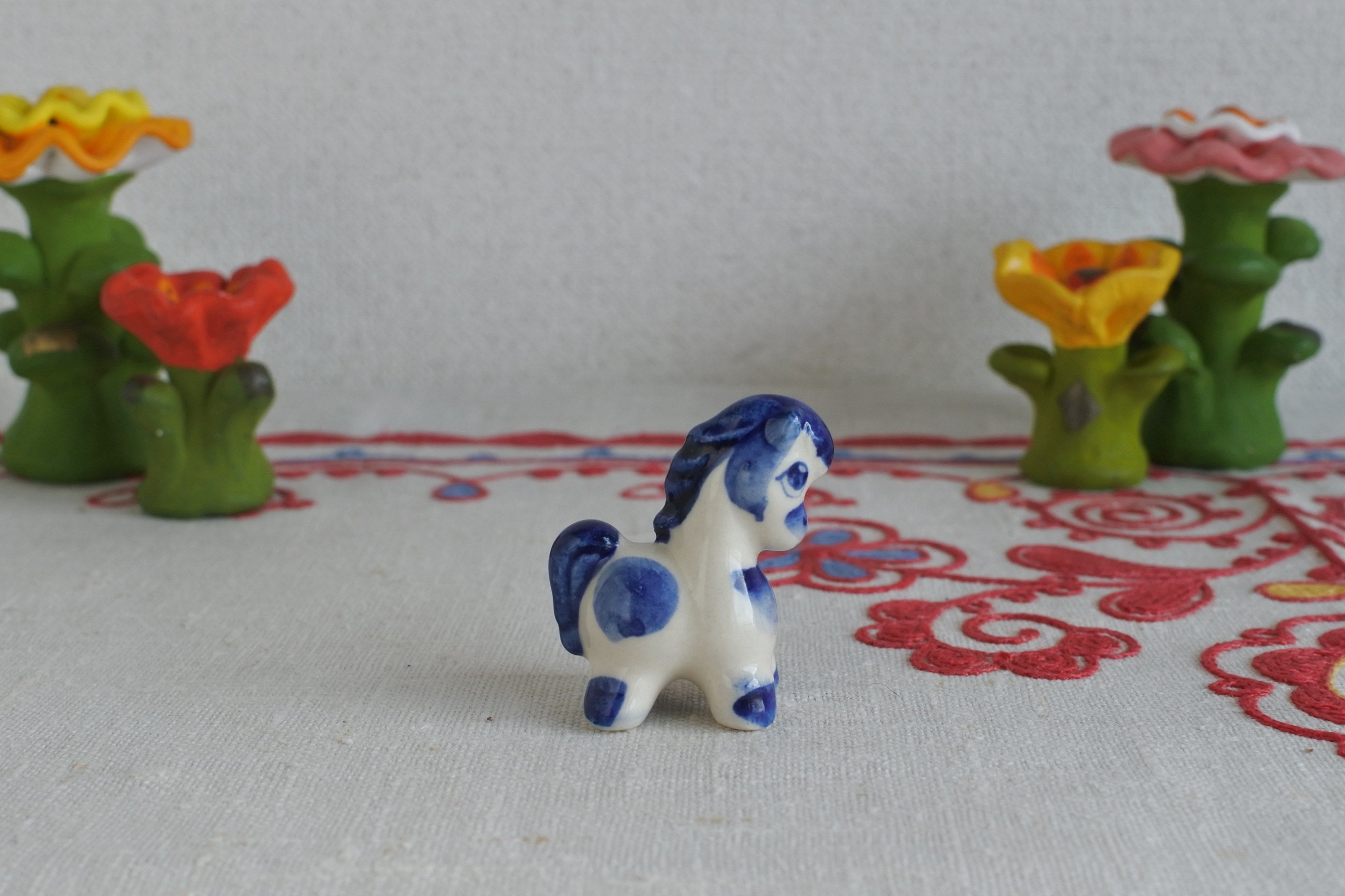 2026年干支午 グジェリ陶器 藍色のコーニ 馬 ロシア雑貨いりえのほとり