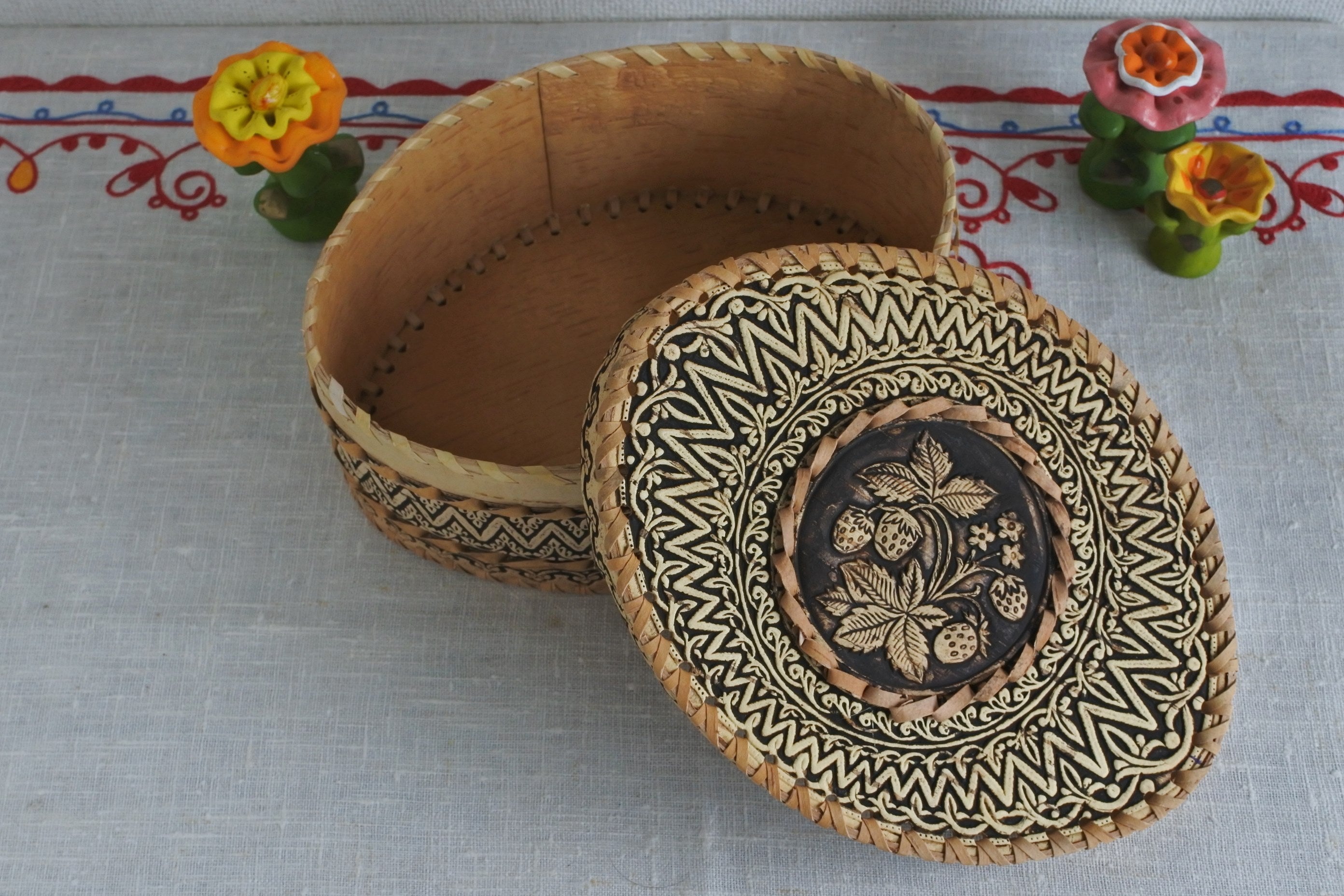 ロシア雑貨・白樺細工・ベレスタ・伝統工芸品・収納ボックス・ハンドペイントいちご ロシア雑貨・白樺細工・ベレスタ・伝統工芸品・収納ボックス