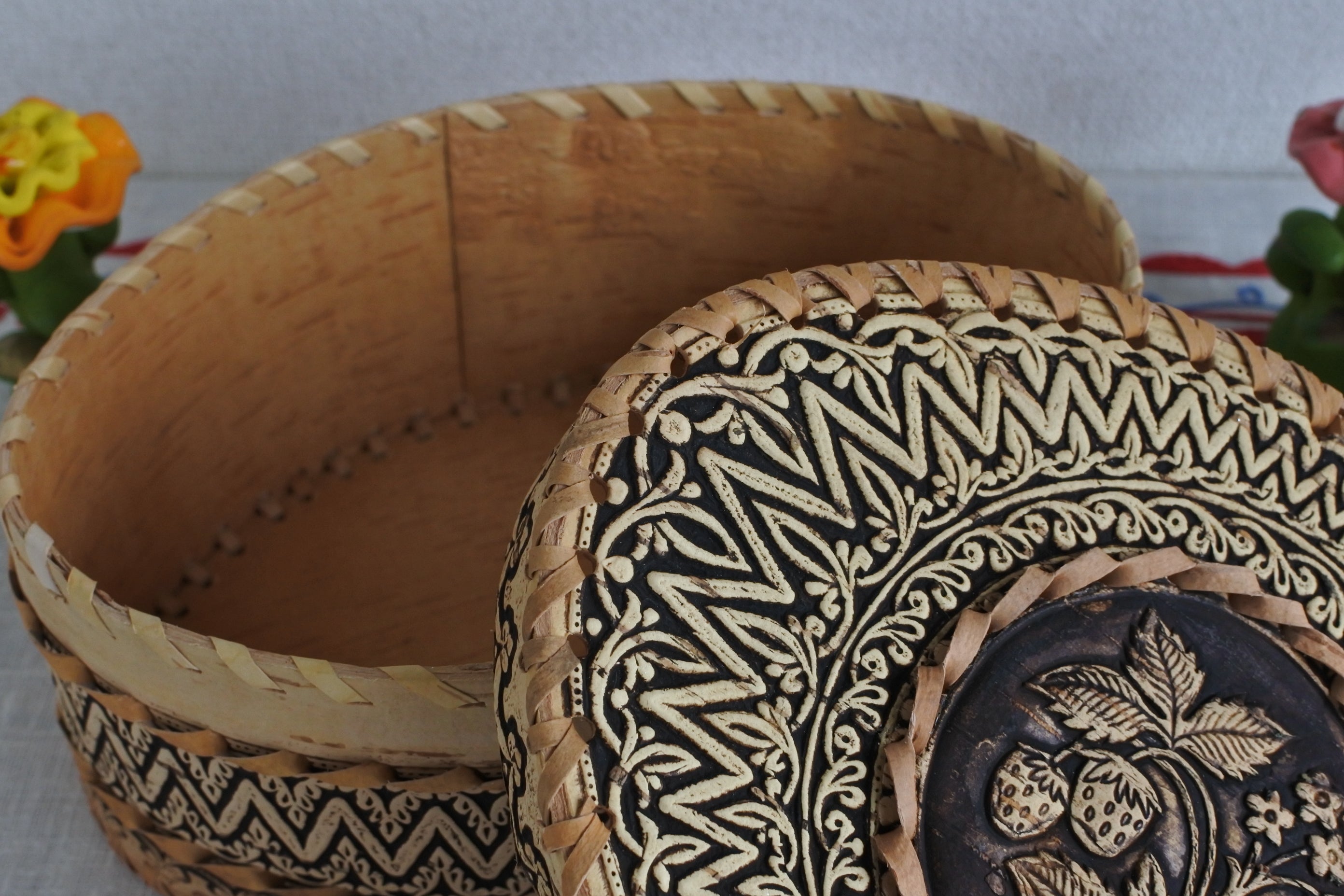 ロシア雑貨・白樺細工・ベレスタ・伝統工芸品・収納ボックス・ハンドペイントいちご ロシア雑貨☆白樺 ベレスタ収納box イチゴと苺の白い花 ハンド