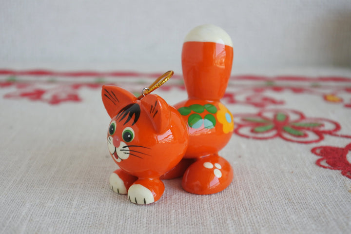 木の人形　オレンジ色の猫