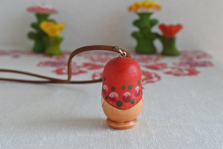 オリガ・アタジャーノワのネックレス　りんご狩り