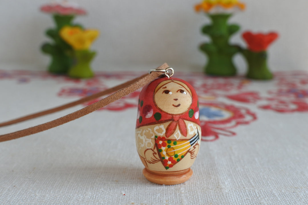 オリガ・アタジャーノワのネックレス　バラライカ