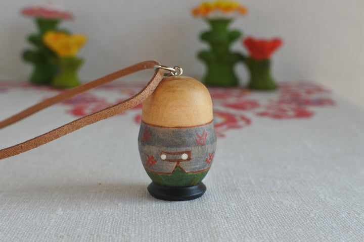 オリガ・アタジャーノワのネックレス　2羽のニワトリと農夫