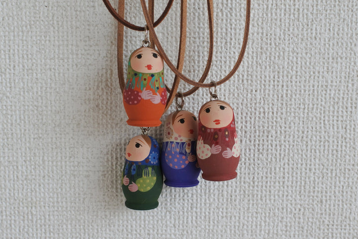 オーリャ・ロバノワのネックレス　赤いドレス