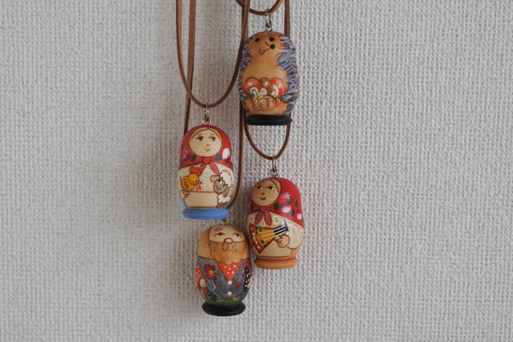 オリガ・アタジャーノワのネックレス　ハリネズミのりんご狩り