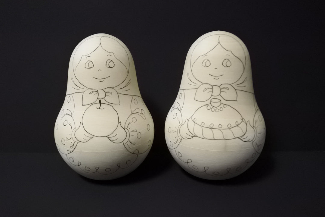 白木　起き上がりこぼし（下絵あり）カラバイを持った女の子