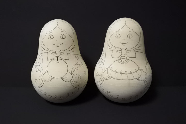 白木　起き上がりこぼし（下絵あり）カラバイを持った女の子