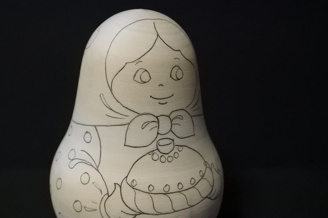 白木　起き上がりこぼし（下絵あり）カラバイを持った女の子