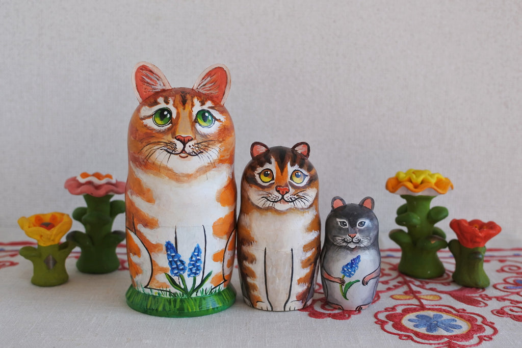 【LYH058】 北欧ロシア雑貨、マトリョーシカ【3匹の猫】リューバ作 マトリョーシカ 春ネコ 3ピース 猫マトリョーシカ ネズミ ロシア雑貨い