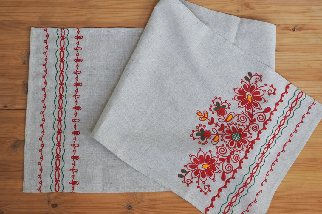 アルハンゲリスクの刺繍　テーブルセンター　アルハンゲリスクの花