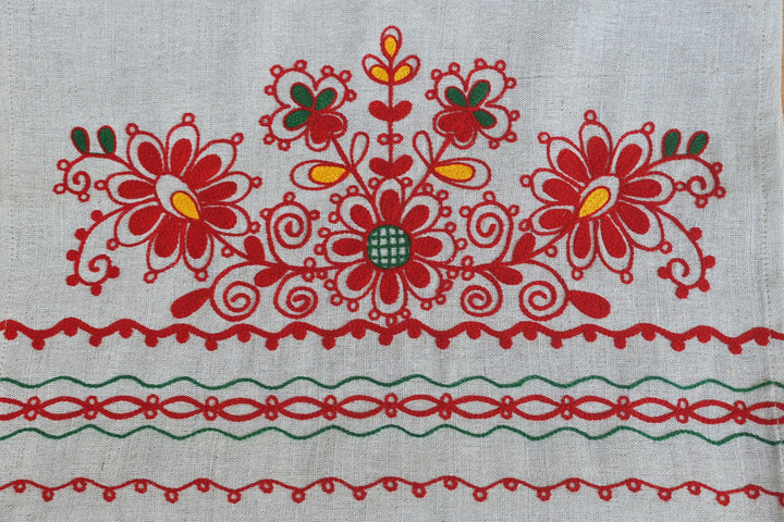 アルハンゲリスクの刺繍　テーブルセンター　アルハンゲリスクの花