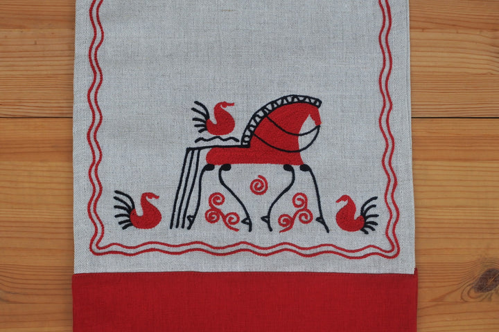 アルハンゲリスク刺繍　赤い馬のテーブルセンター　ナプキン2枚付き 　