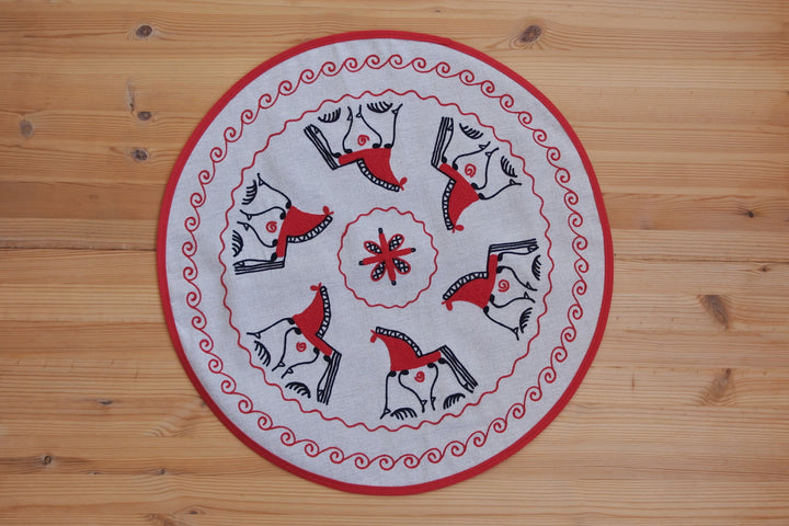アルハンゲリスクの刺繍 　円形テーブルセンター　赤い馬