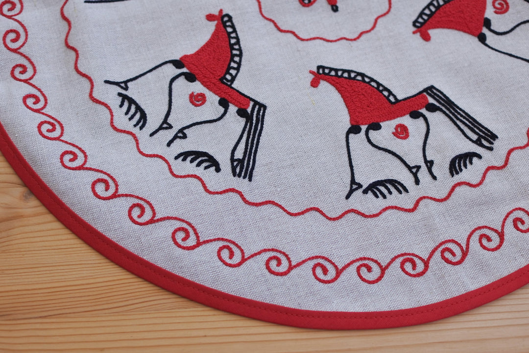 アルハンゲリスクの刺繍 　円形テーブルセンター　赤い馬