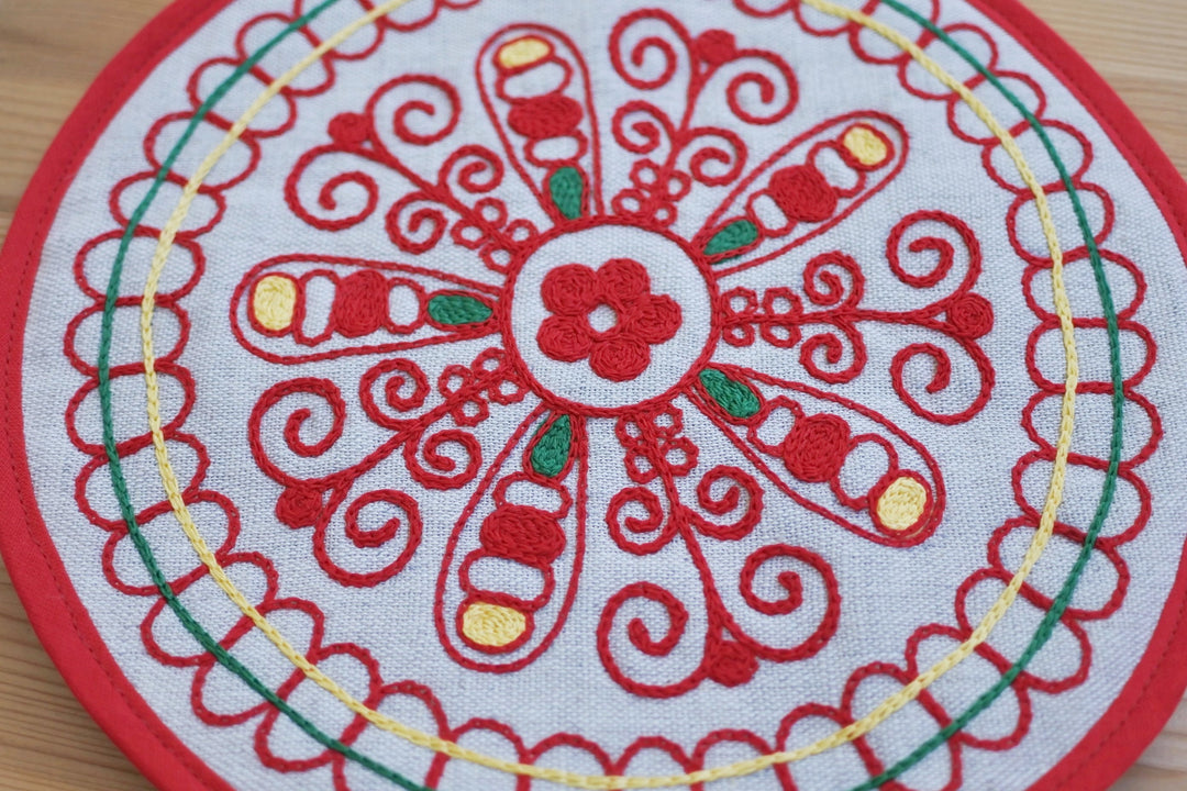 アルハンゲリスクの刺繍　なべ敷　大輪