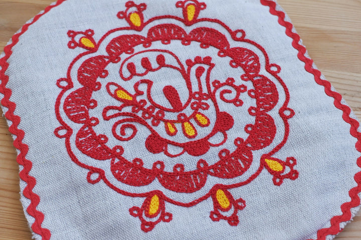 アルハンゲリスクの刺繍　なべ敷　大輪の鳥