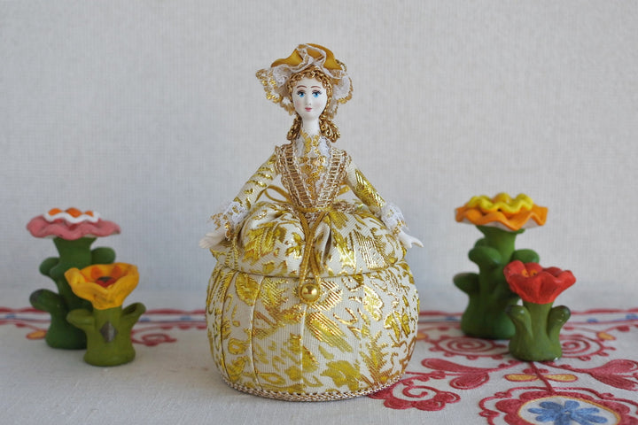 女帝のジュエリーボックス　金糸のドレス