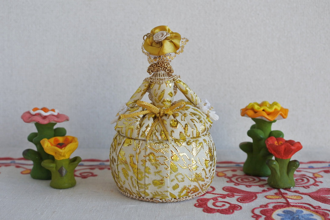 女帝のジュエリーボックス　金糸のドレス
