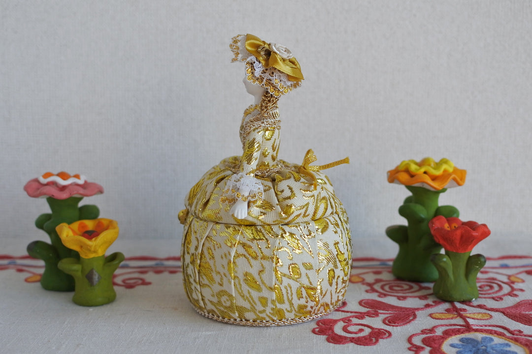 女帝のジュエリーボックス　金糸のドレス