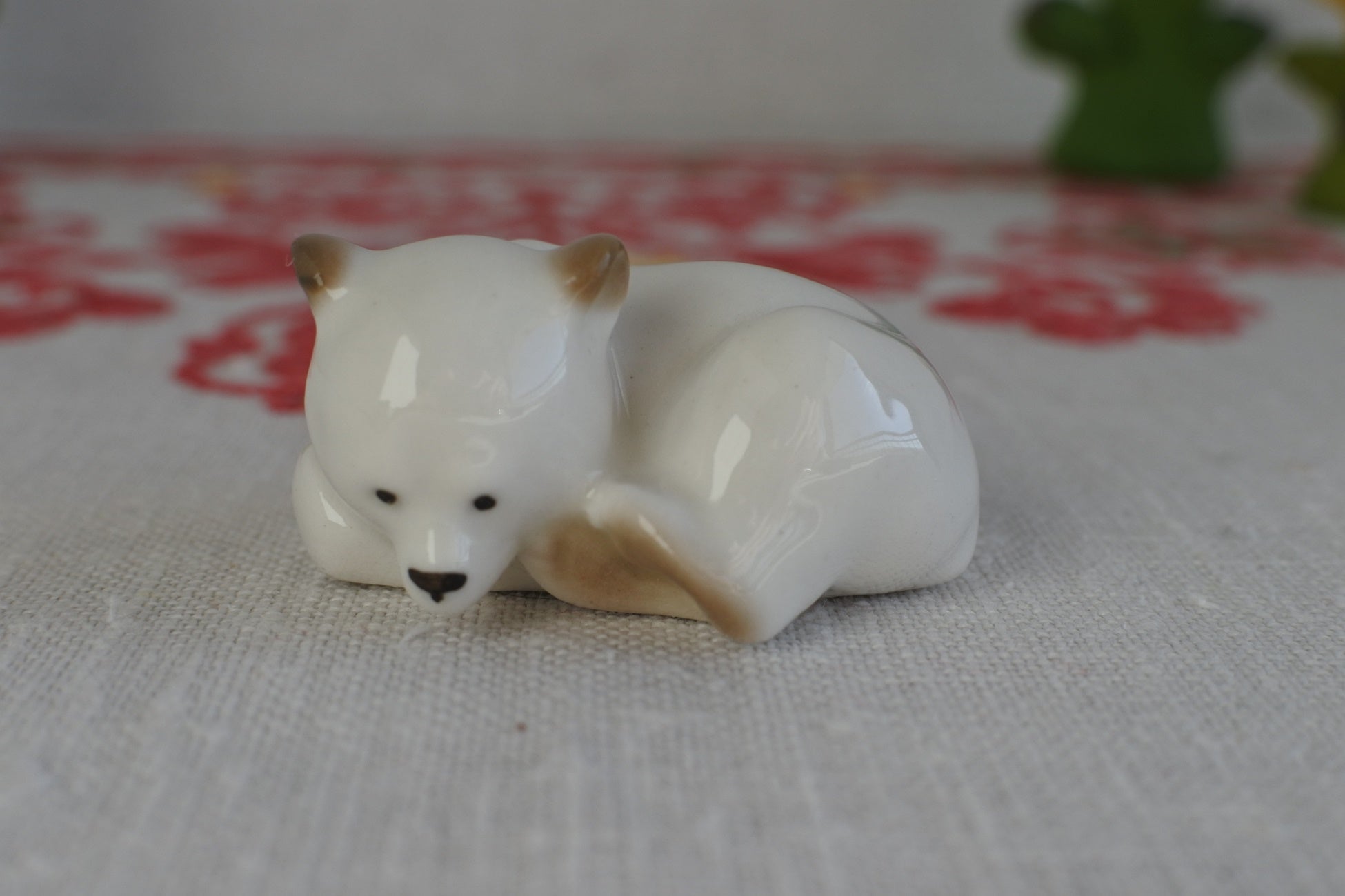 ロシアの陶磁器 フィギア 陶磁器人形 シロクマのおひるね ロシア ロシアの陶磁器 フィギア 陶磁器人形 シロクマのおひるね ロシア