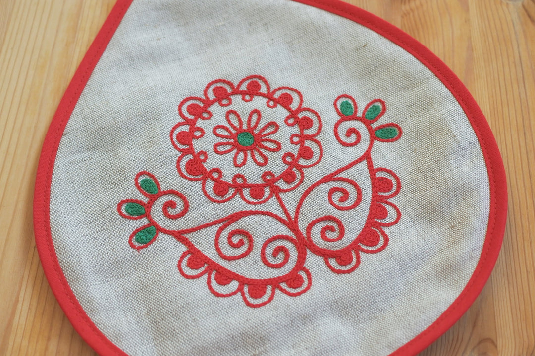 アルハンゲリスクの刺繍　鍋敷き　しずく　花B
