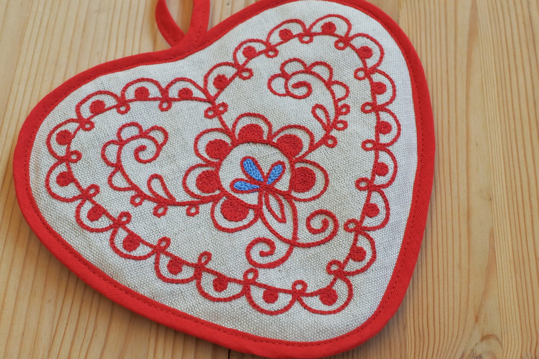アルハンゲリスクの刺繍　鍋敷き　ハート　小さいサイズ
